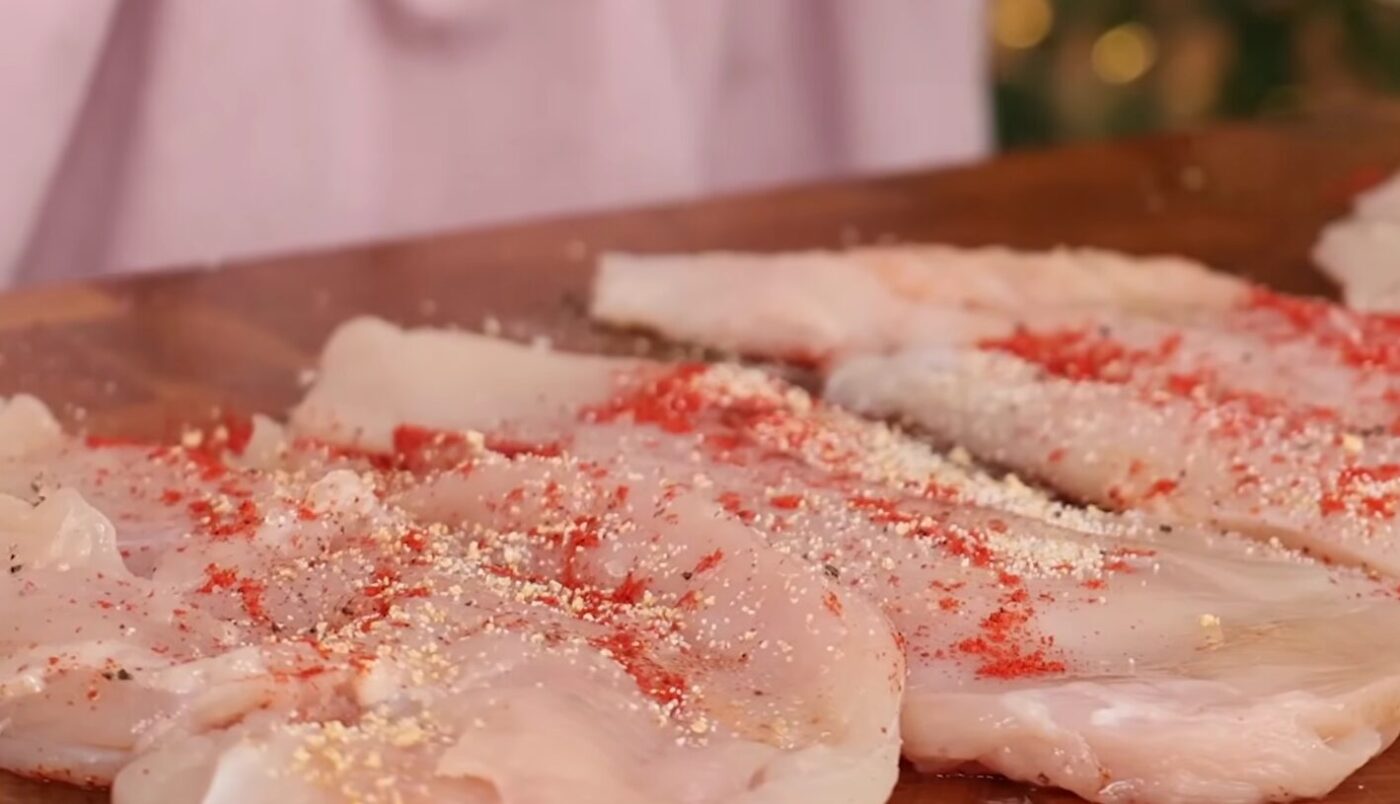 Ніжна куряча грудка з рум’яною скоринкою та соковитою сирно-яєчною начинкою