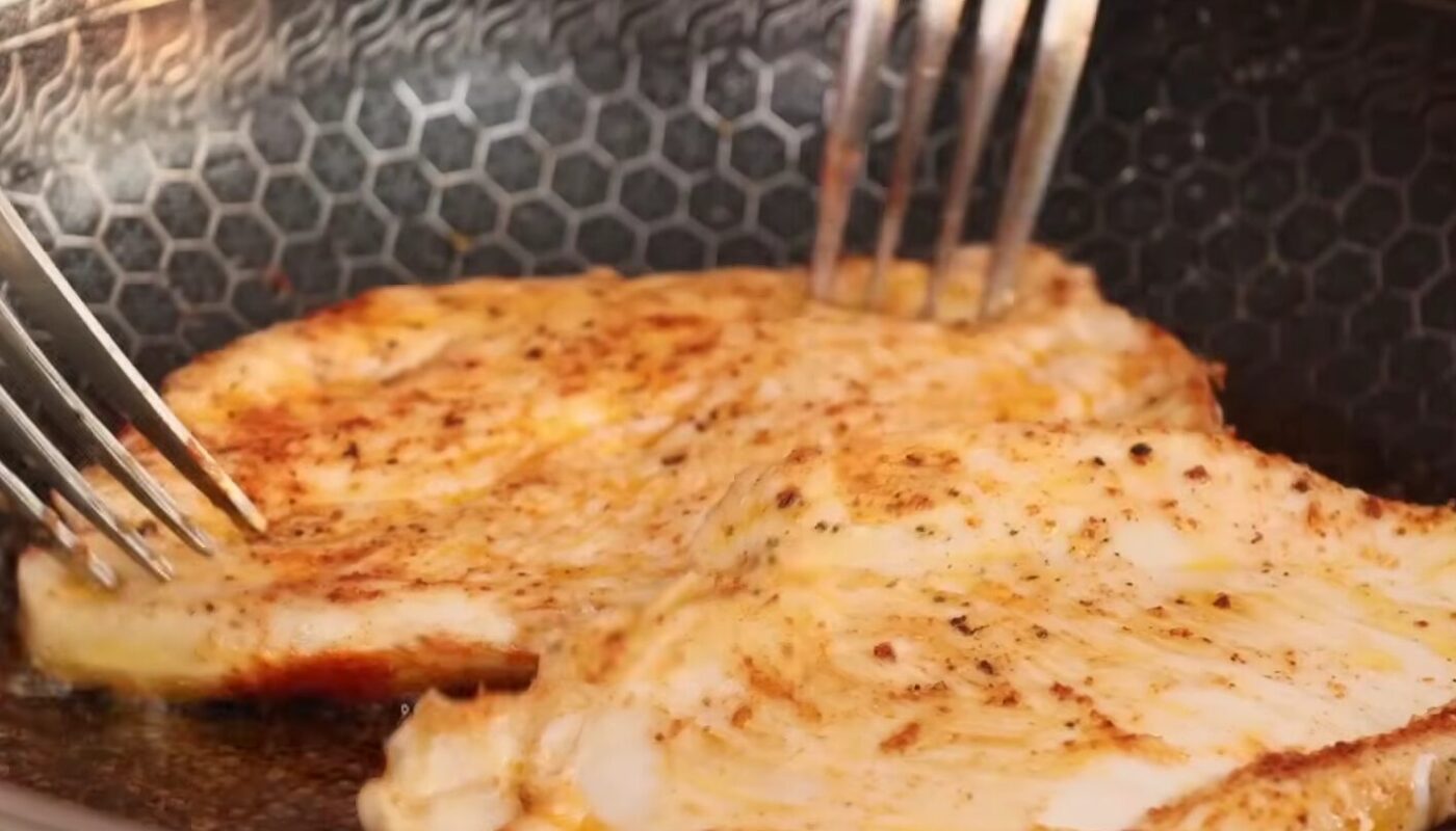 Ніжна куряча грудка з рум’яною скоринкою та соковитою сирно-яєчною начинкою