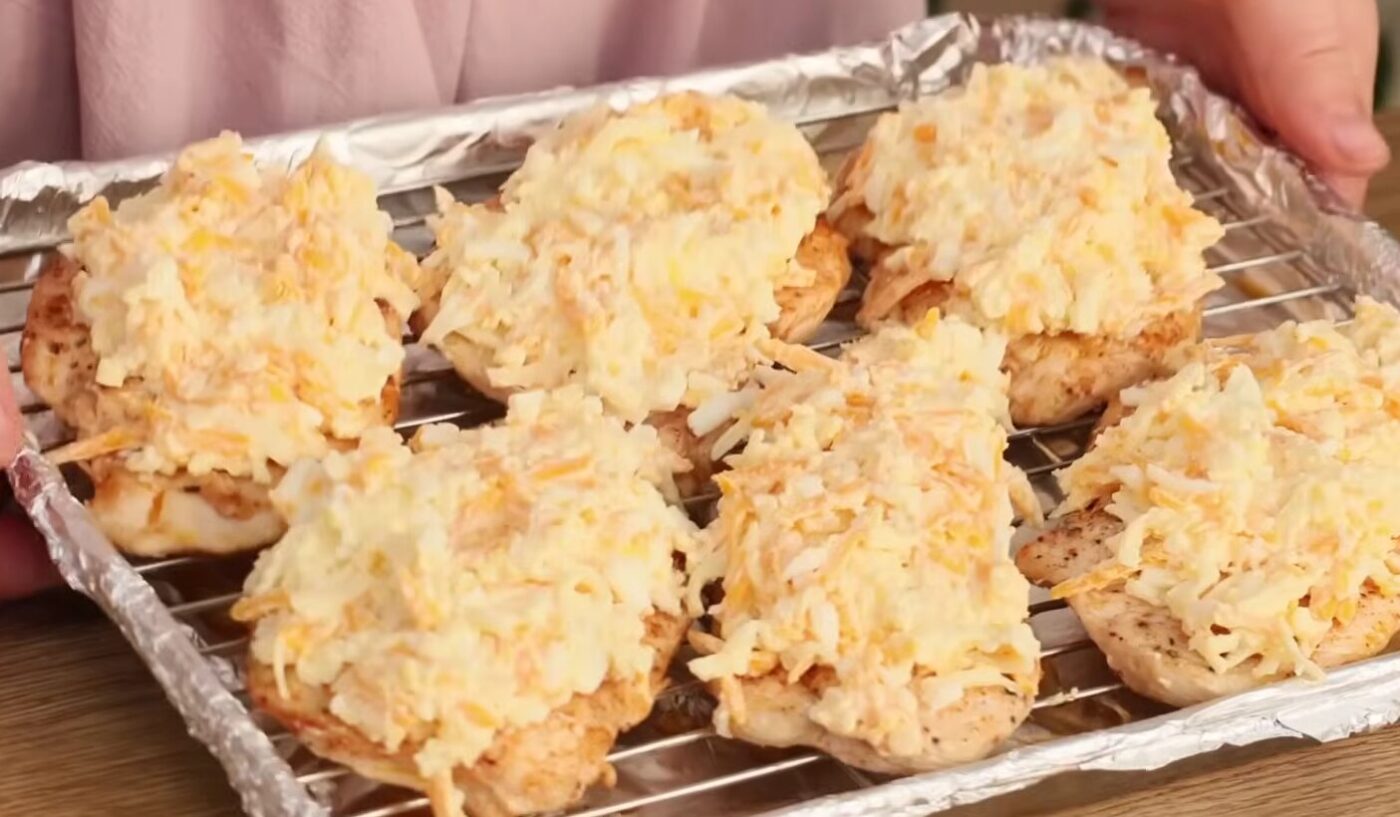 Ніжна куряча грудка з рум’яною скоринкою та соковитою сирно-яєчною начинкою