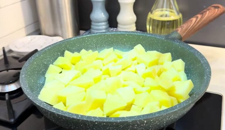 Один трюк, як посмажити картоплю без бризок олії і без розварювання! Ідеально золотиста