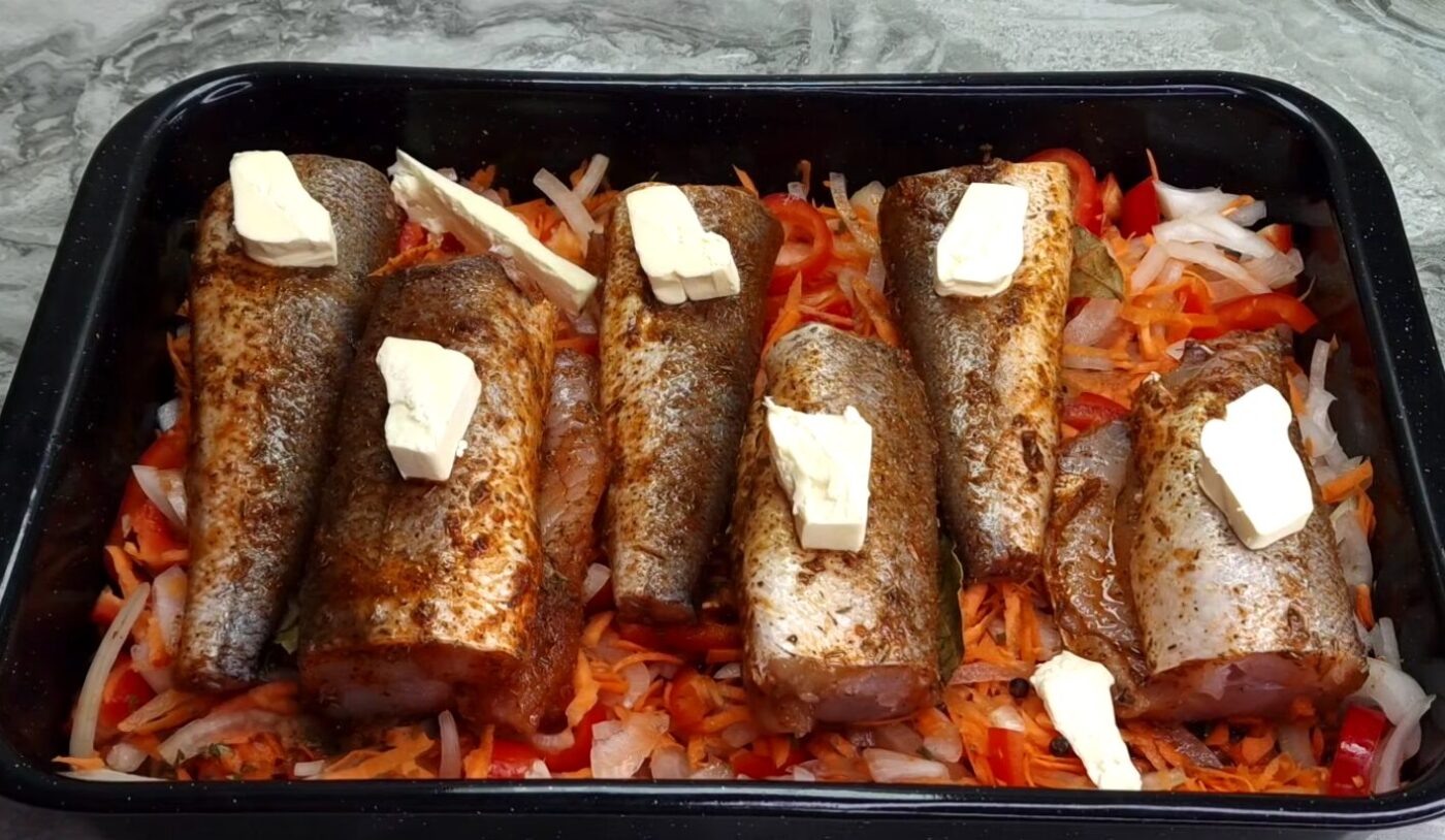 запечений хек з овочами