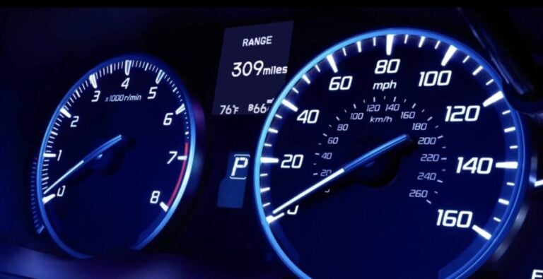 Стрілка спідометра на нулі та несправний датчик рівня палива на панелі приладів автомобіля