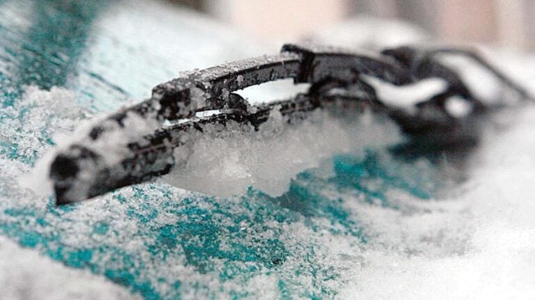 Розпилення саморобного засобу від льоду на лобове скло автомобіля взимку