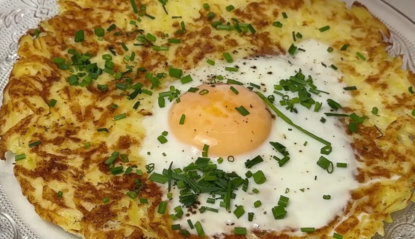 Картопляний млинець на сковороді