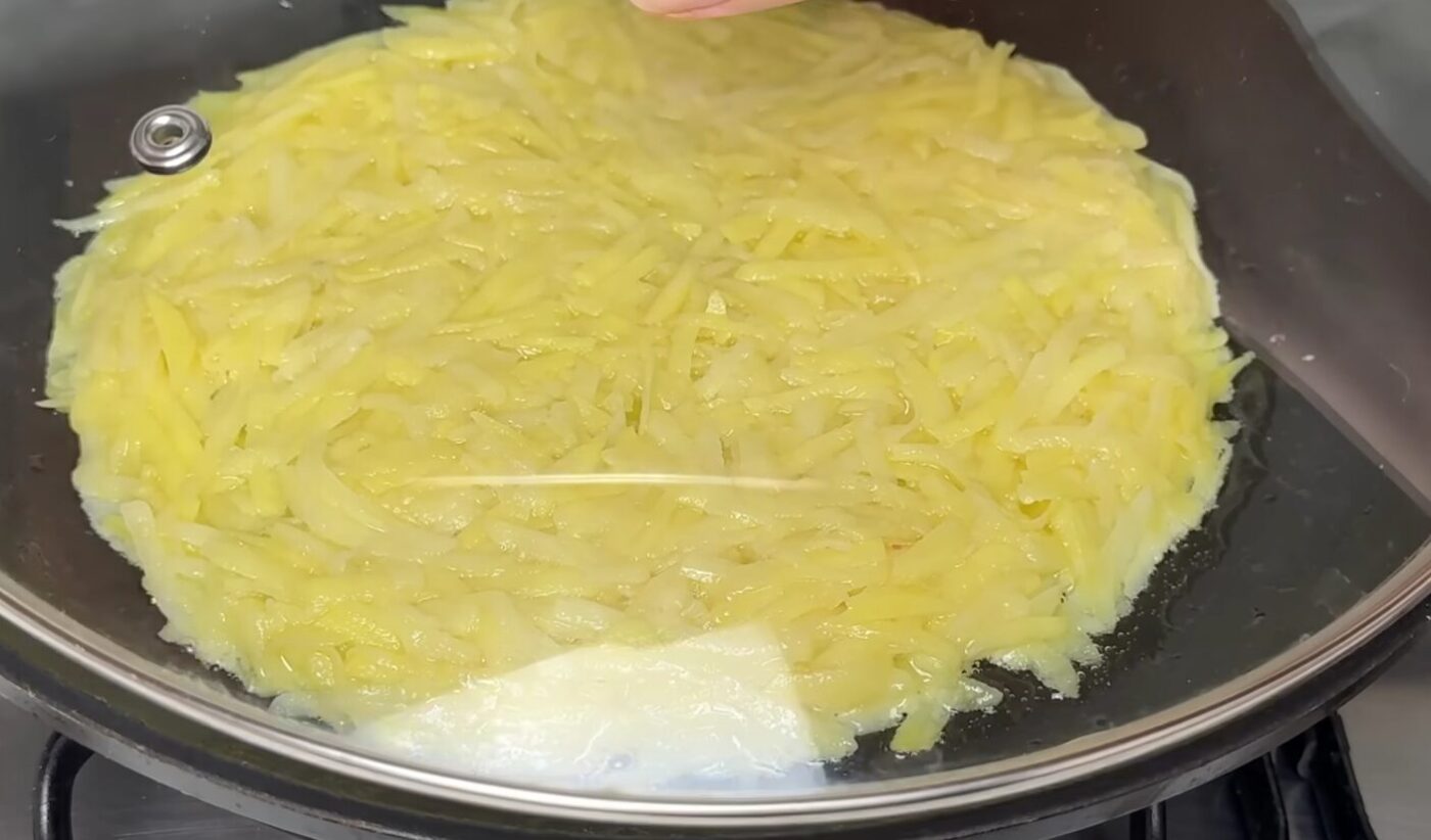 Картопляний млинець на сковороді