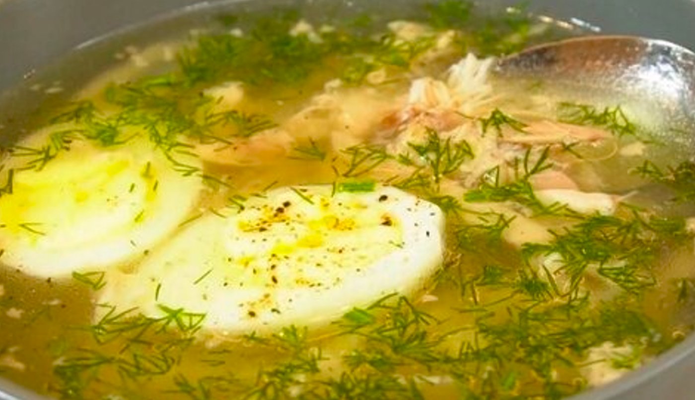 У курячий суп додала відварене яйце, тепер так роблю постійно. (головне швидко готується)