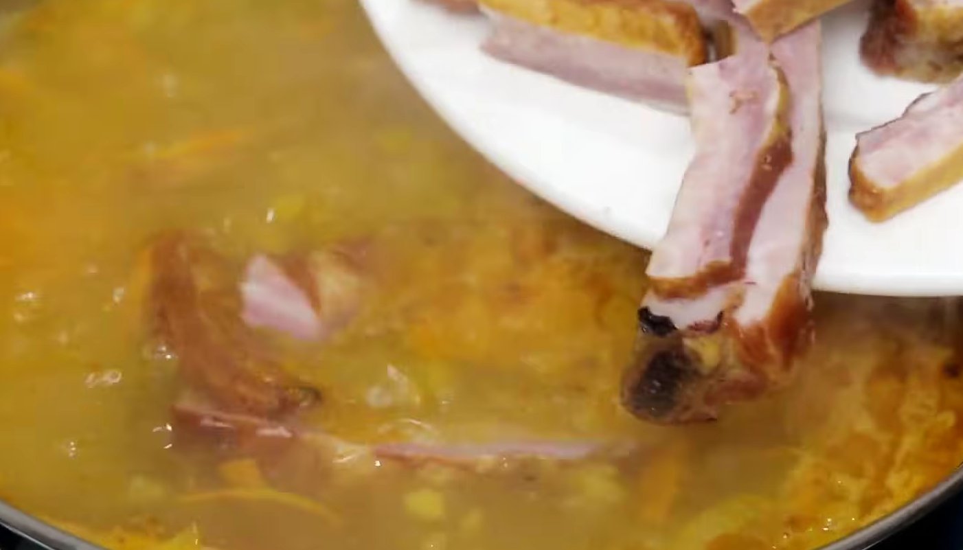 гороховий суп з копченими реберцями