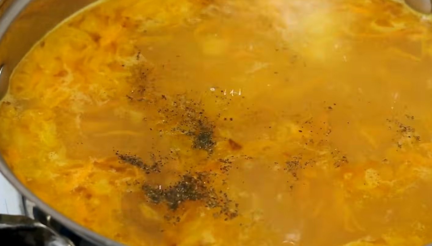 гороховий суп з копченими ребрами