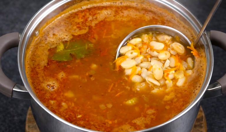 Беру звичайну квасолю і готую суп, від якого в захваті всі! Грецький рецепт