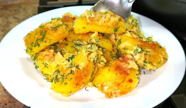 Ця картопля підкорила всю мою сім'ю! У Сметано-Часниковому соусі! Швидкий та простий рецепт на обід