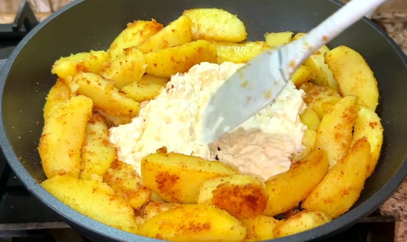 картопля в сметанно-часниковому соусі на сковороді