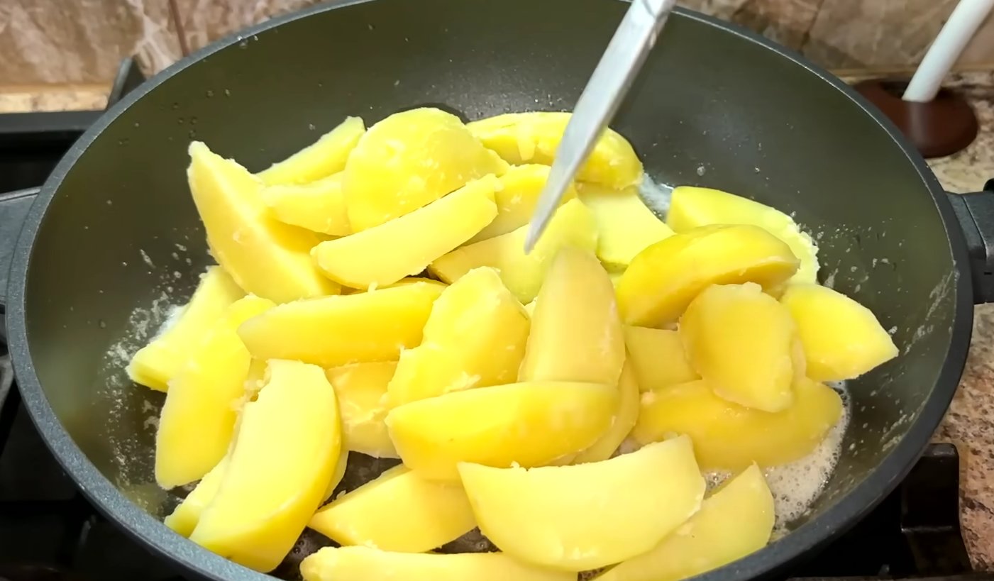 картопля в сметанно-часниковому соусі на сковороді