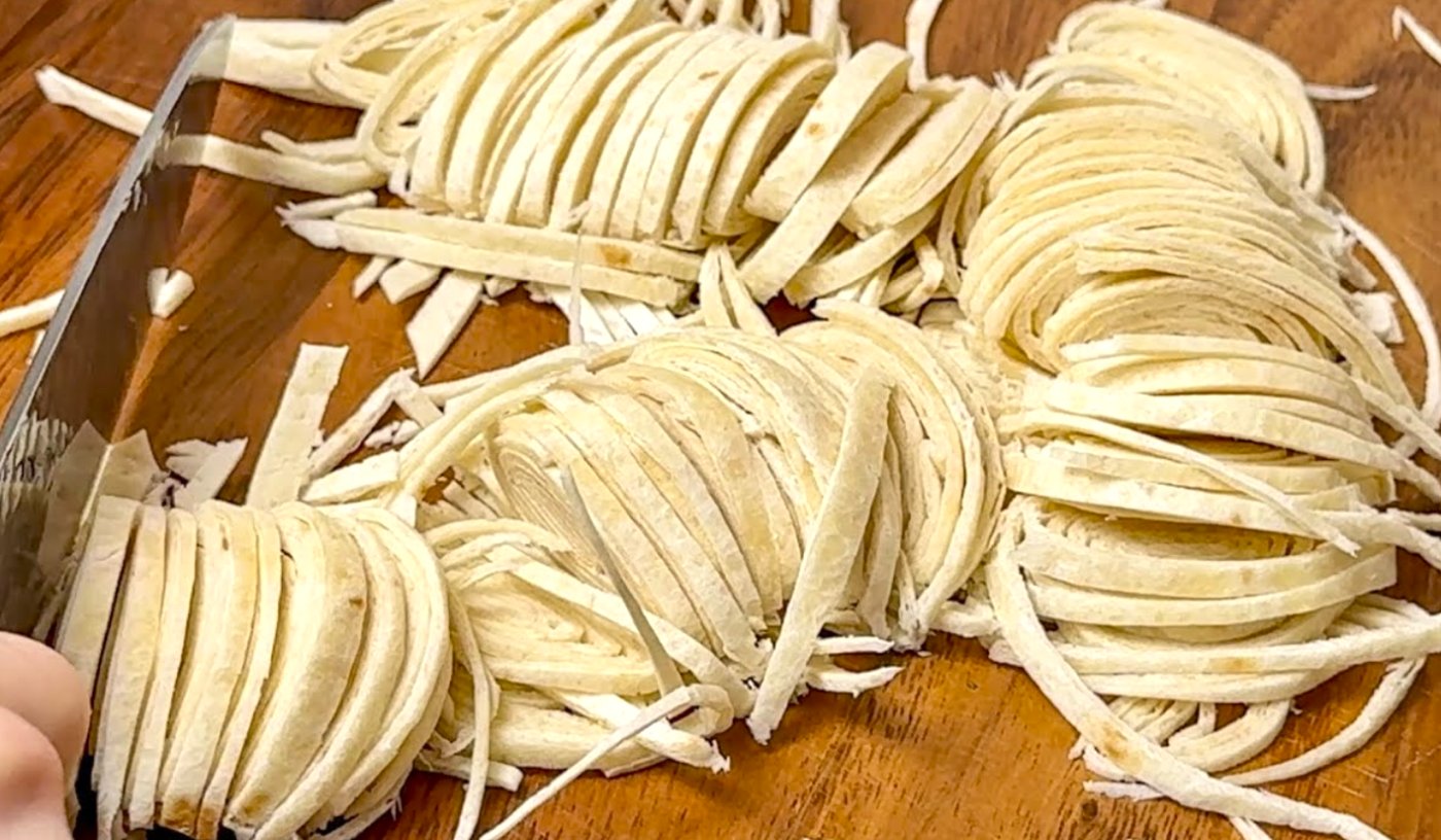 Просто наріжте лаваш і вилийте яйця - результат буде приголомшливий! Смачніше, ніж піца!