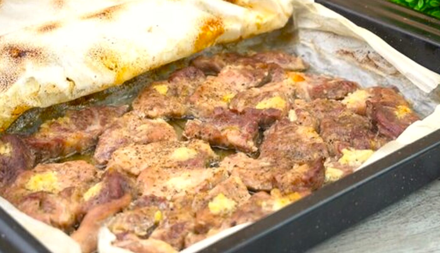 м'ясо на папері в духовці