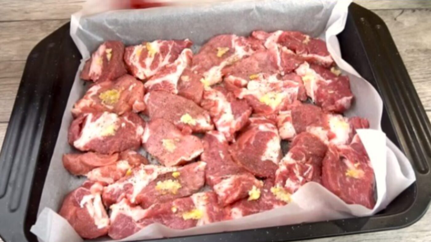 М'ясо в папері: виходить золотисте, наче його посмажили на сковороді, готується без олії і бризок