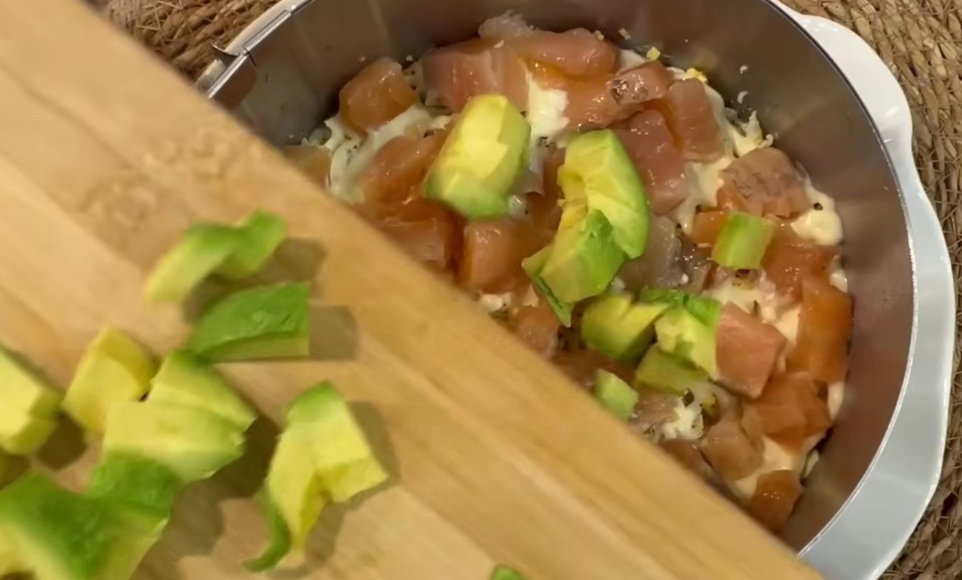 Салат із слабосоленою рибою та авокадо