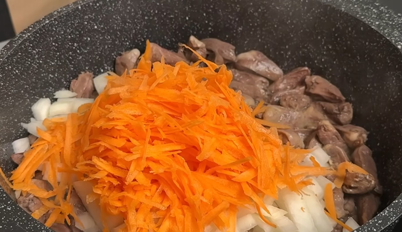 Сердечка в овочево-сметанному соусі