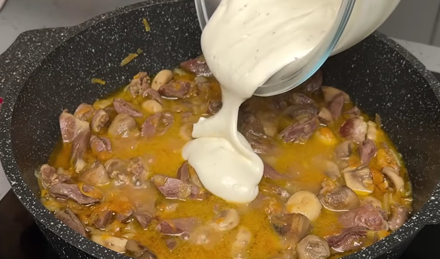 Сердечка в овочево-сметанному соусі