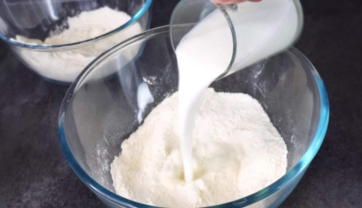 Заливаю муку гарячим молоком і на лист - смачно, словами не передати. Завжди так роблю і раджу Вам