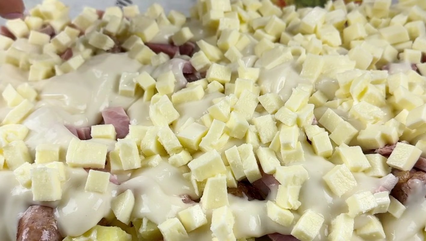 картопляна запіканка з ковбасками під соусом Бешамель