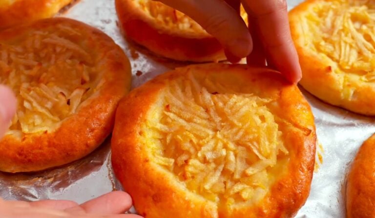 Сирне тісто на булочки з яблуками