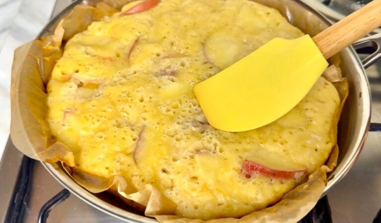 яблучна шарлотка на сковороді за 5 хвилин - завжди виходить пухкою