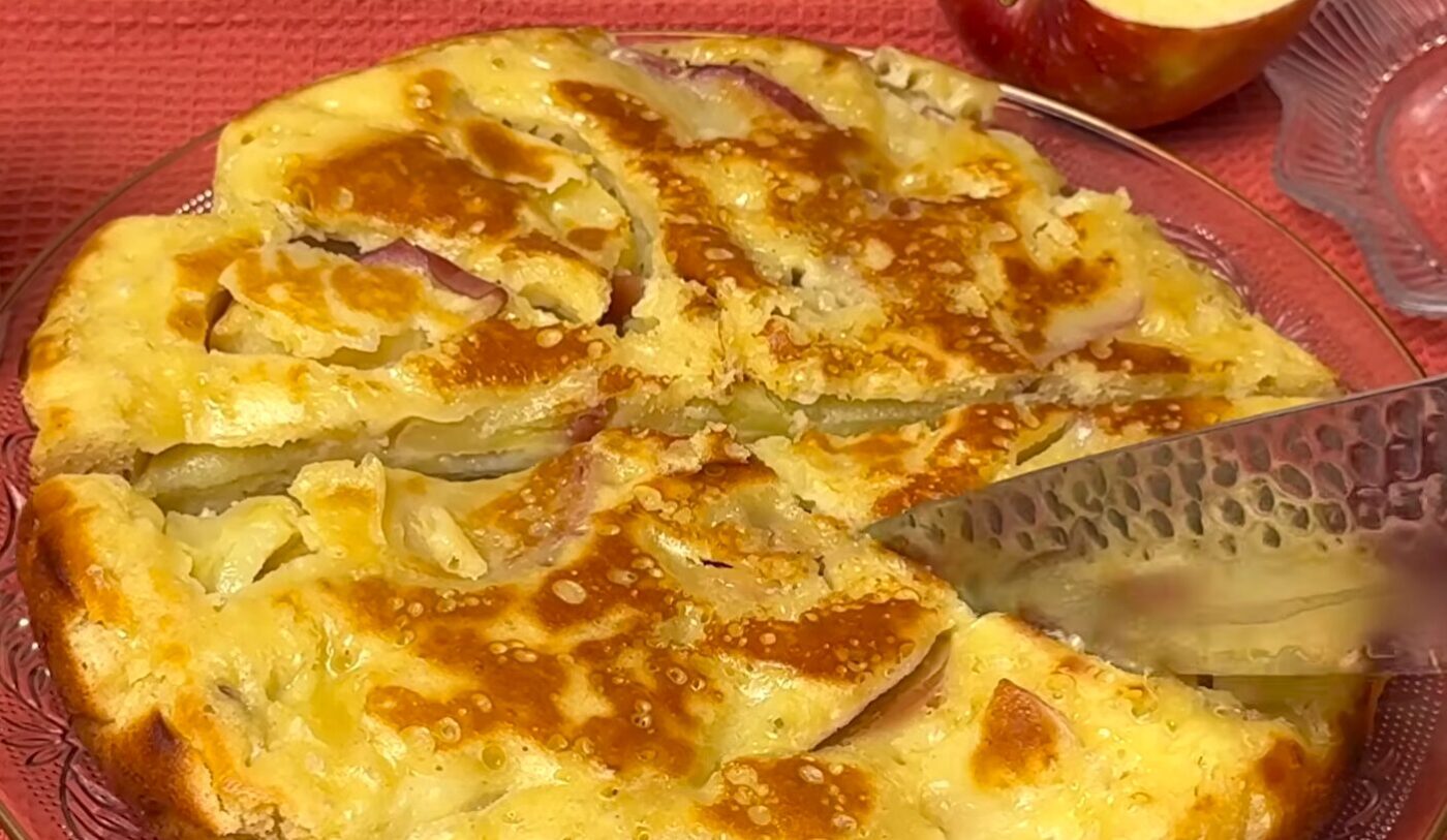 Яблучна шарлотка на сковороді