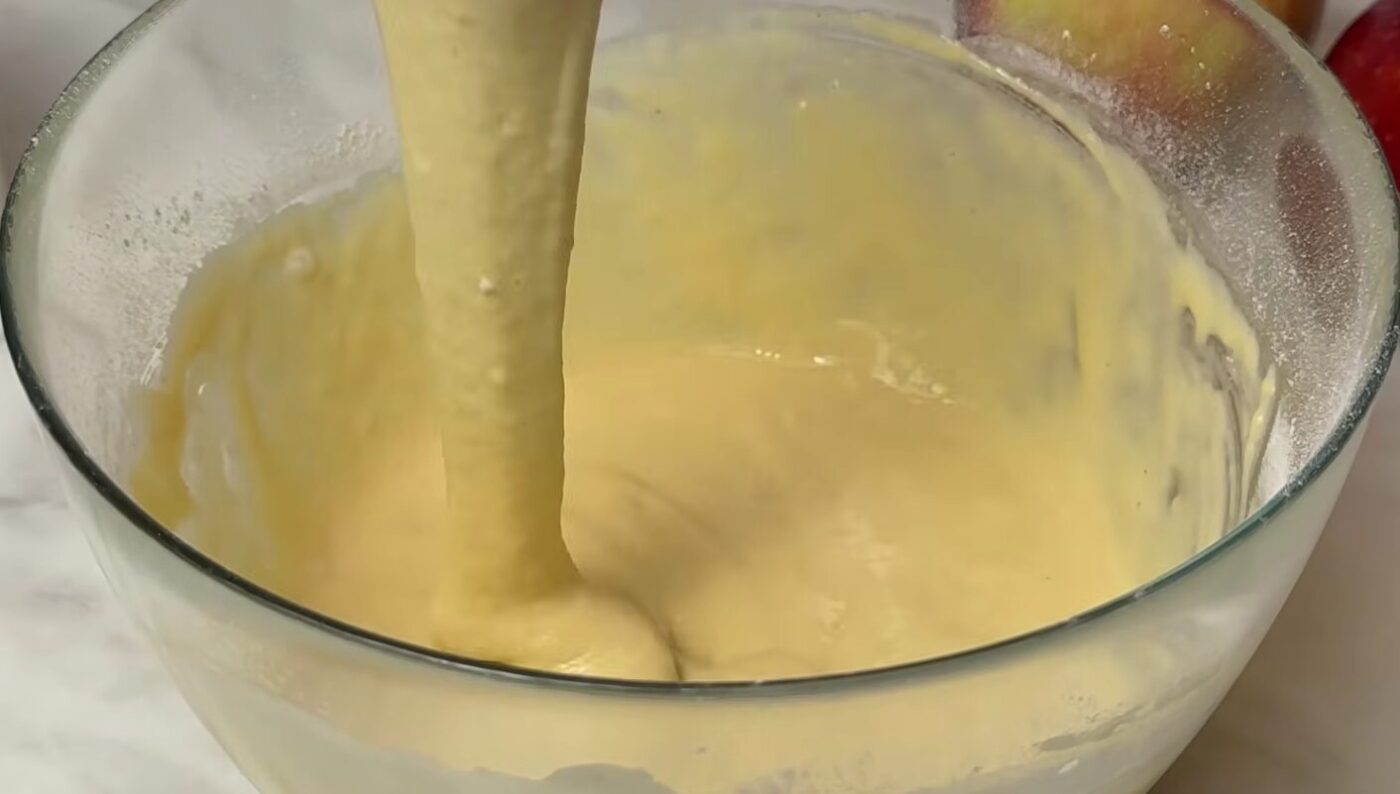 Тісто на яблучну шарлотку на сковороді