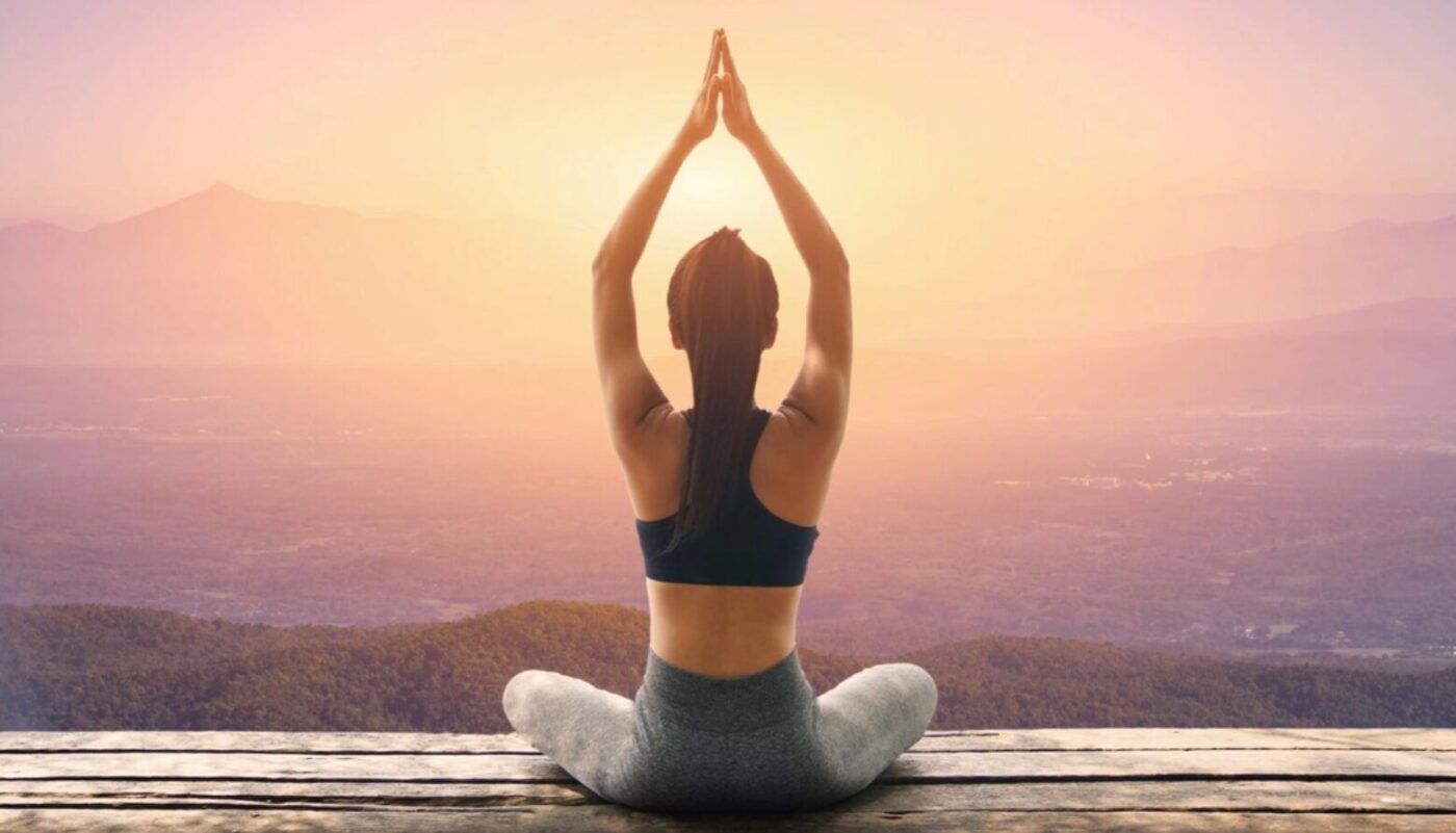 Забудьте про біль у спині: 5 вправ з йоги, які врятують ваш хребет перед початком сезону