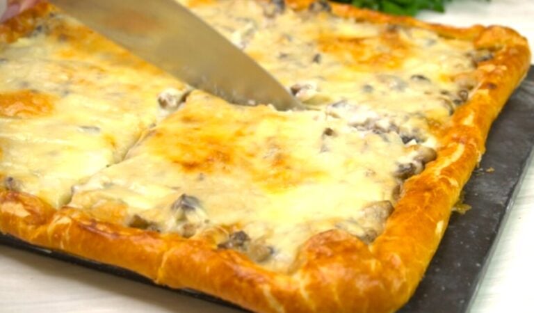 Лінивий пиріг на листовому тісті за 15 хвилин - розбирають зі столу миттєво