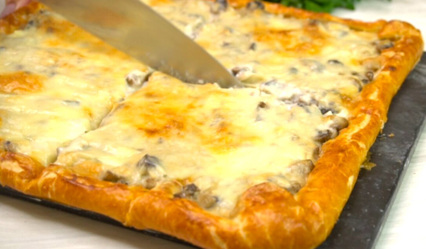 Лінивий пиріг на листовому тісті за 15 хвилин - розбирають зі столу миттєво