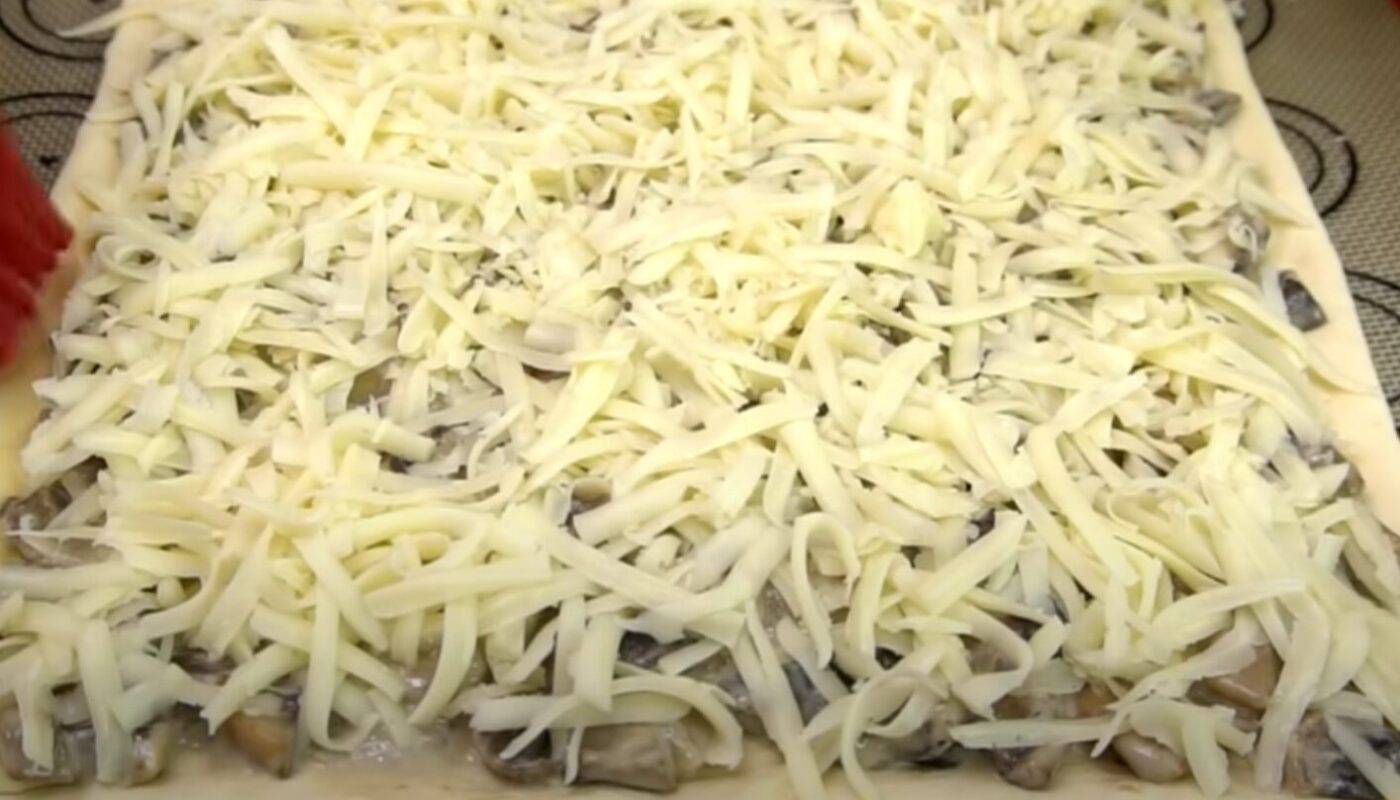 Пиріг з грибами на листовому тісті