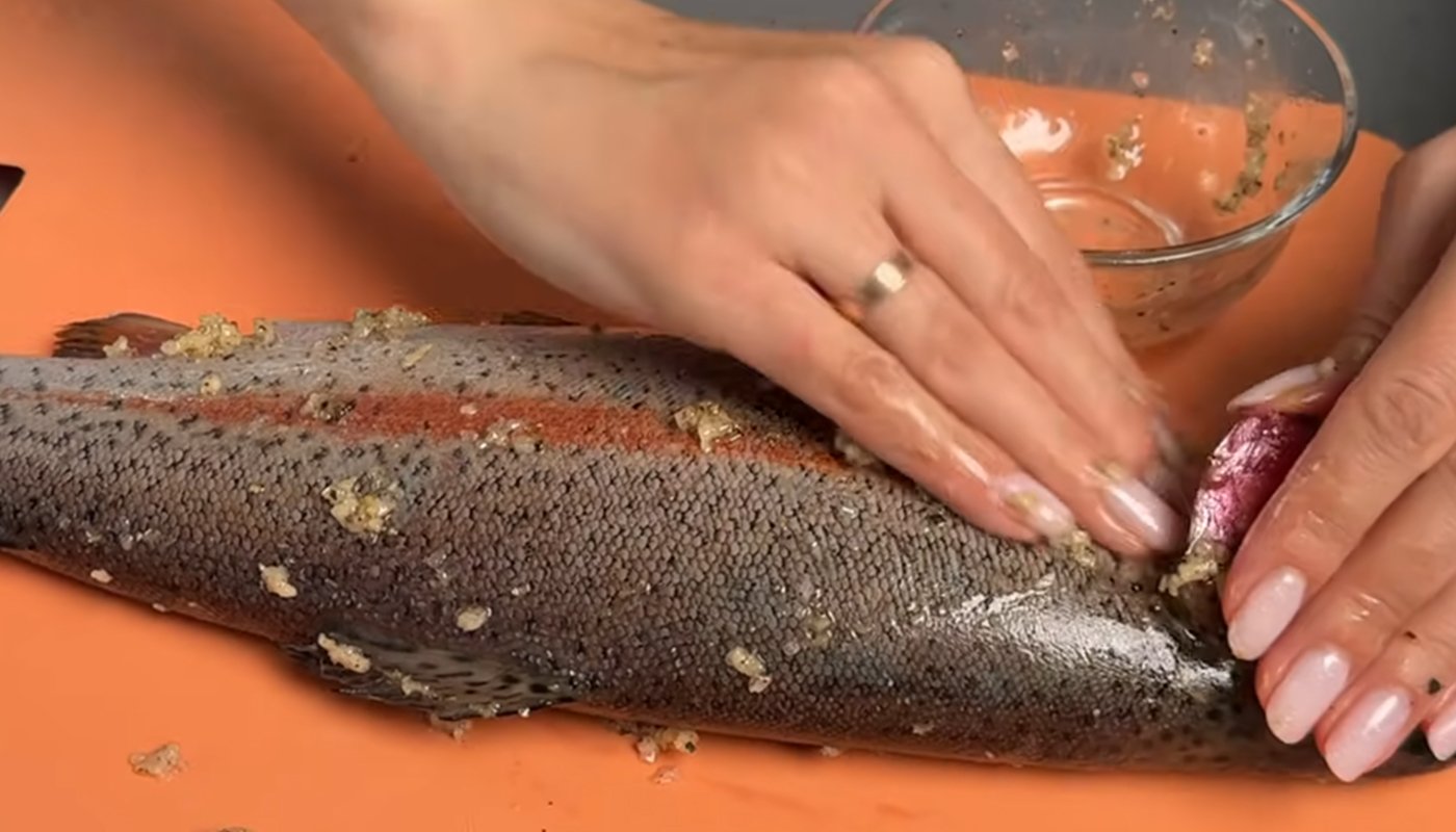 запечена райдужна форель