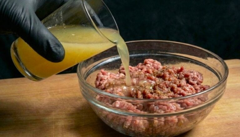 Беру Фарш і вливаю в нього цибулевий сік… Результат вас здивує!