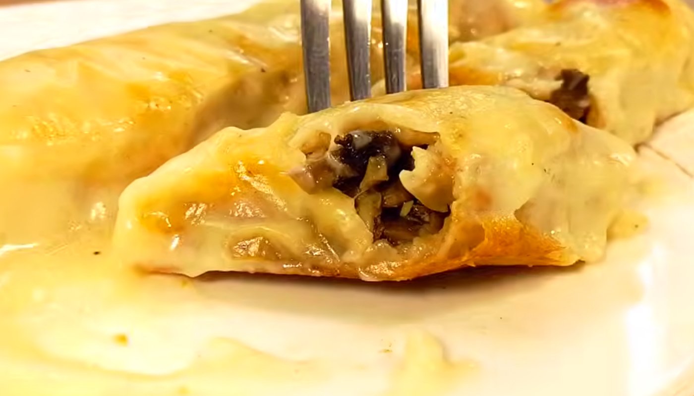 Млинці з куркою і грибами під соусом