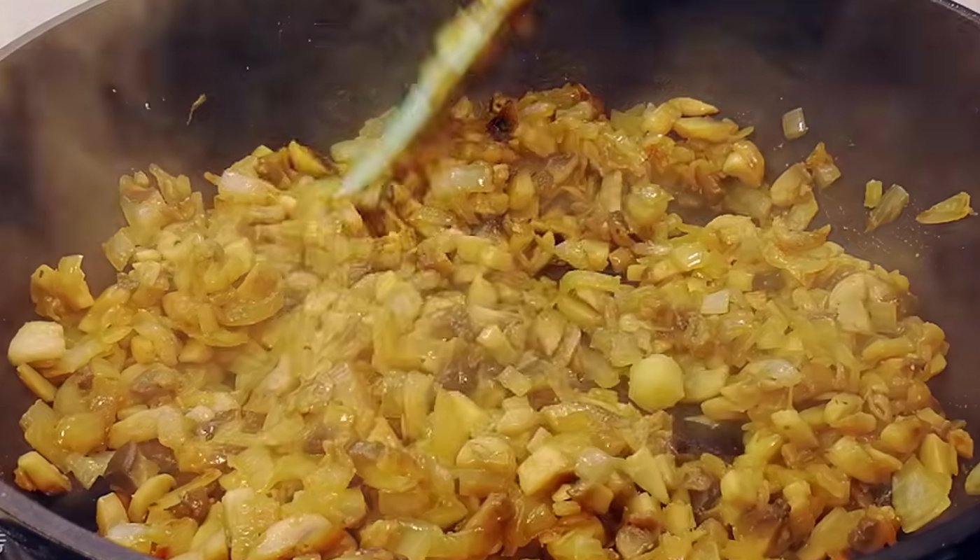 Млинці з куркою і грибами під соусом