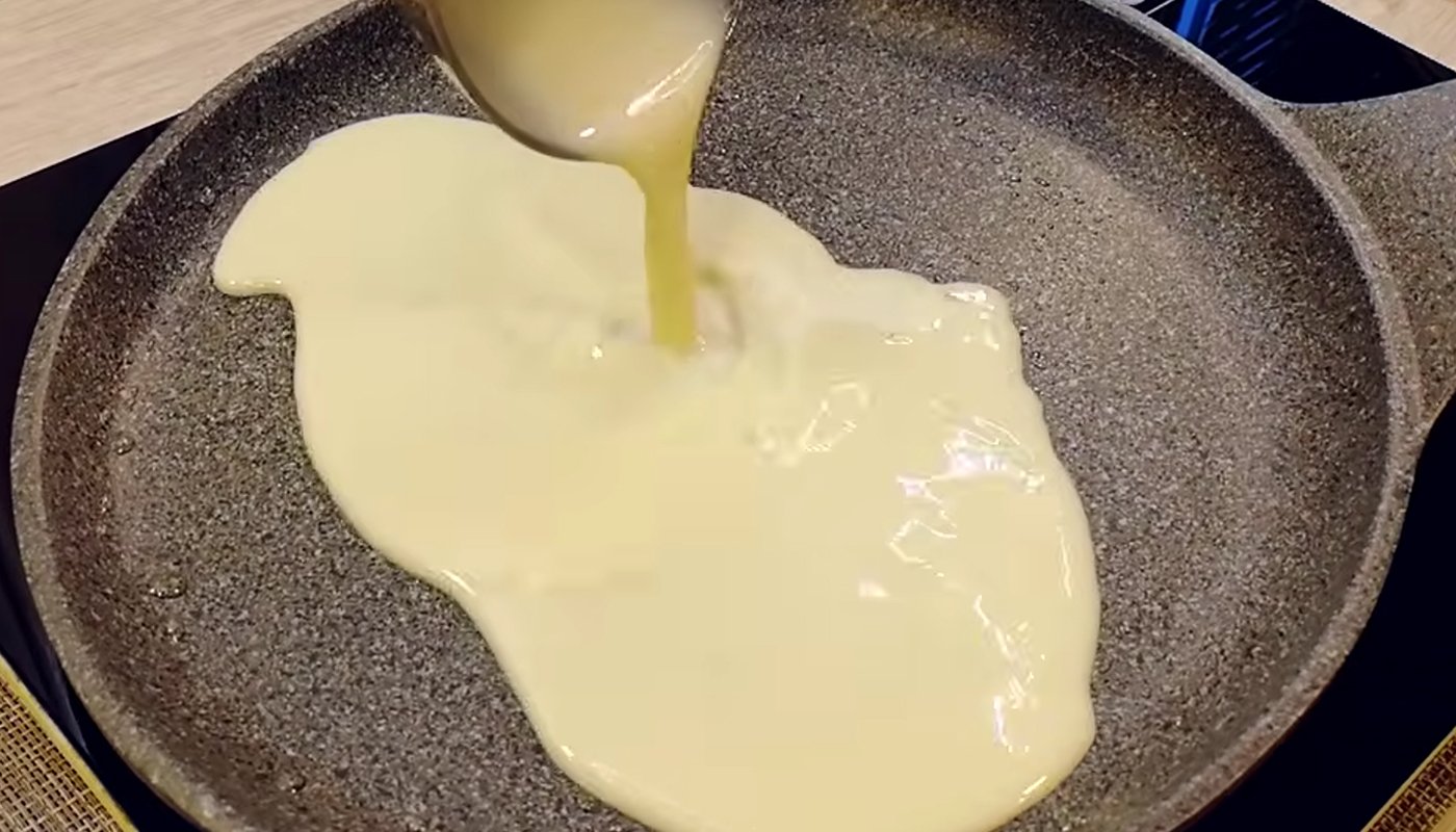 Млинці з куркою і грибами під соусом