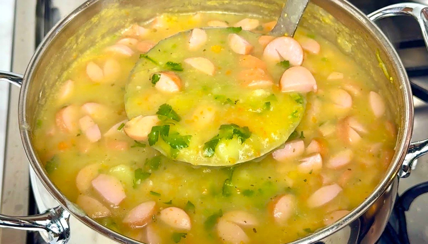 Німецький картопляний суп з сосисками: чоловік з’їв дві порції і просить ще