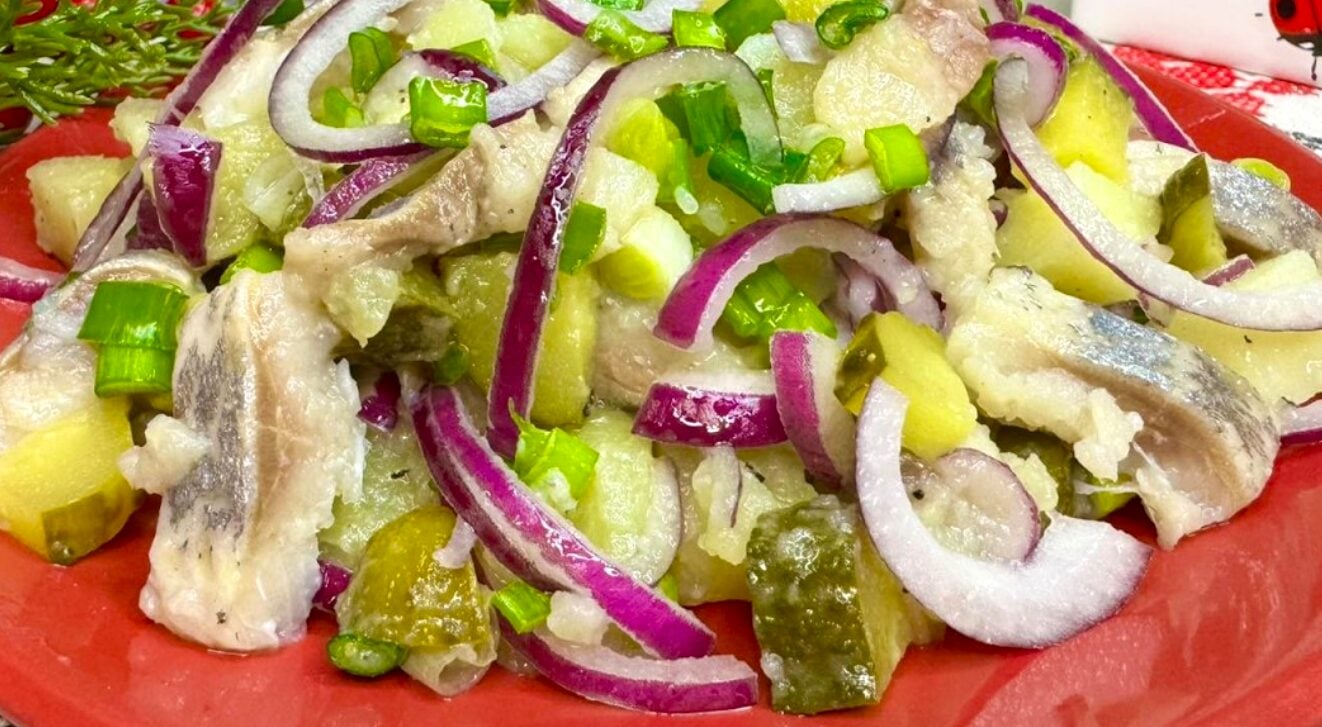 Пам'ятаєте цей салат з далеких 70-90-х? З оселедцем і картоплею: простий смак з юності