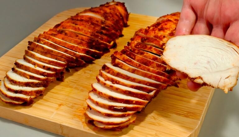 Соковита куряча грудка в духовці за 15 хвилин: замість ковбаси на бутерброди