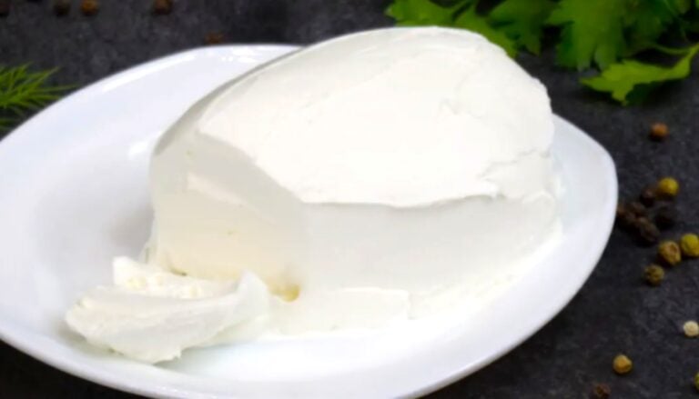 Наливаю молоко в банку і залишаю на ніч, зранку відкриваю - сир Філадельфія готовий