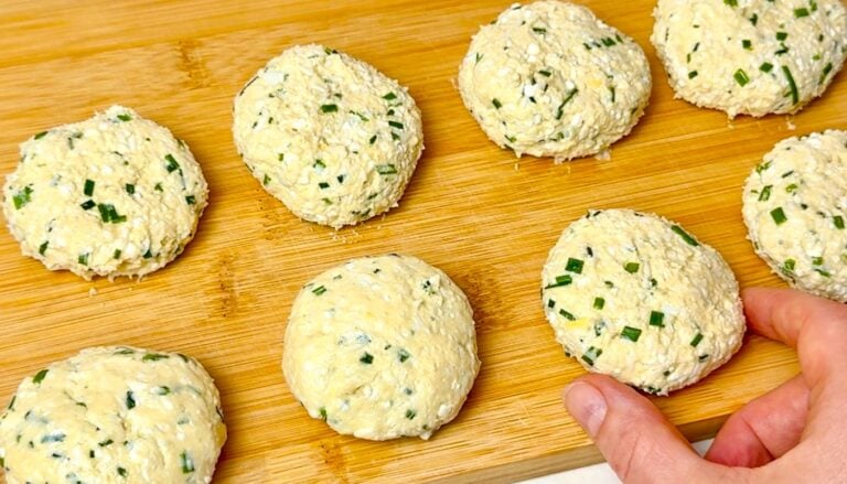 Просто натираю 2 яйця, додаю сир і результат вражаючий - Ліниві сирні пиріжки на сковороді