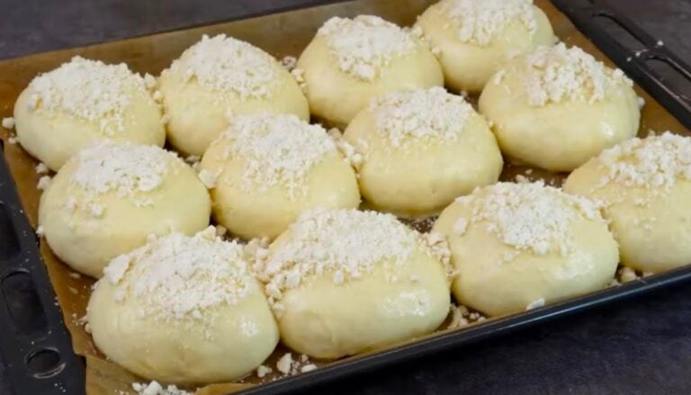 М’яке здобне тісто, яке не черствіє 3 дні: універсальний рецепт для булочок