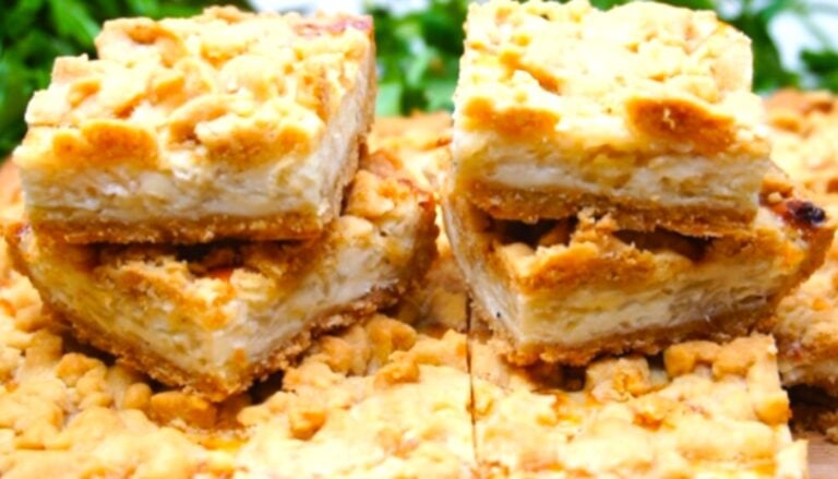 Готувала на пробу, тепер печу через день: закусочний тертий пиріг з плавленими сирками