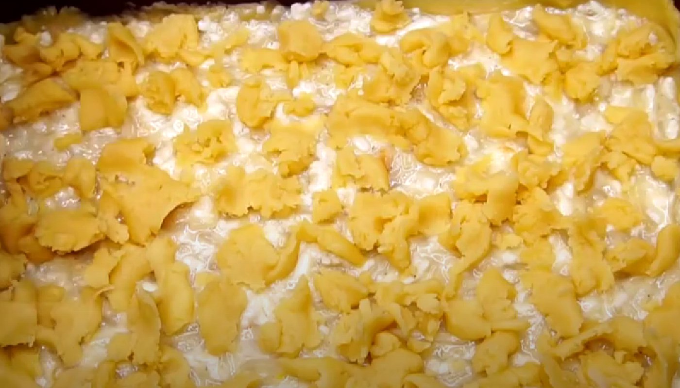 закусочний тертий пиріг з плавленими сирками