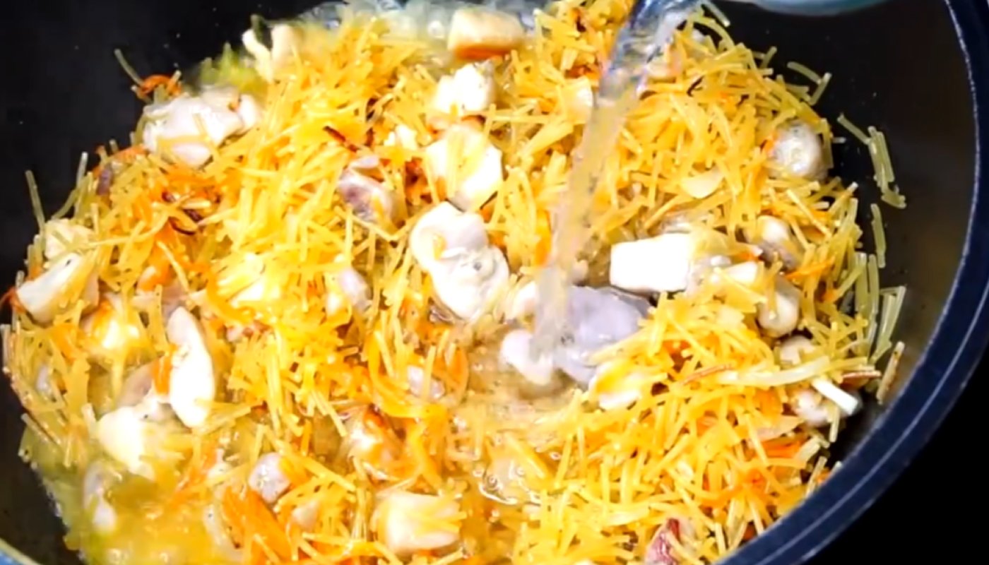 Вермішель з куркою і овочами