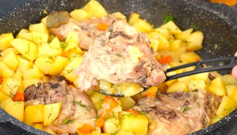 Курка з картоплею в духовці, яку готую постійно: маленька хитрість робить картоплю неймовірно ніжною