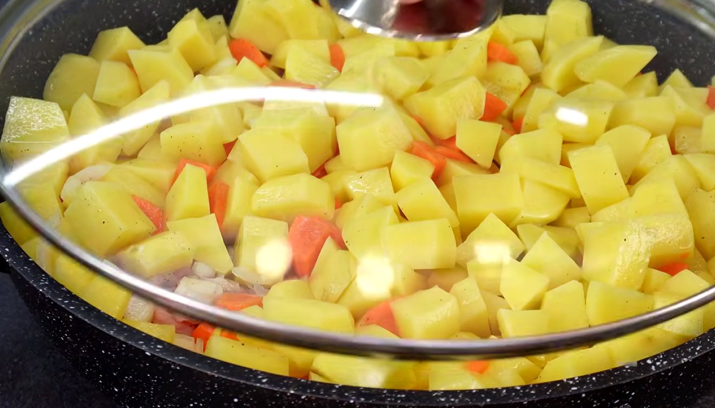 картопля з куркою в духовці