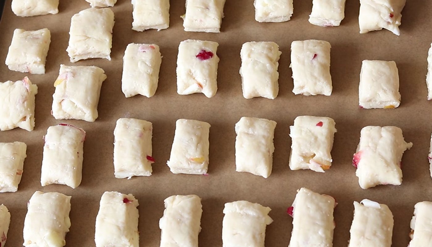 формування і випікання сирного печива з яблуками