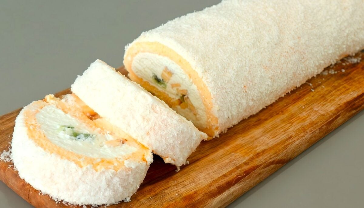 Готується всього за 7 хвилин: бісквітний рулет без борошна і тріщин - Великодній дієтичний десерт